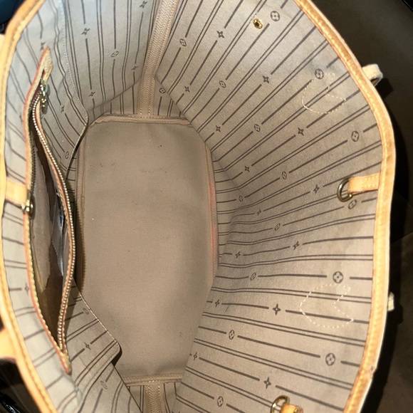 Louis Vuitton Neverfull MM Bag - Picture 7 of 11